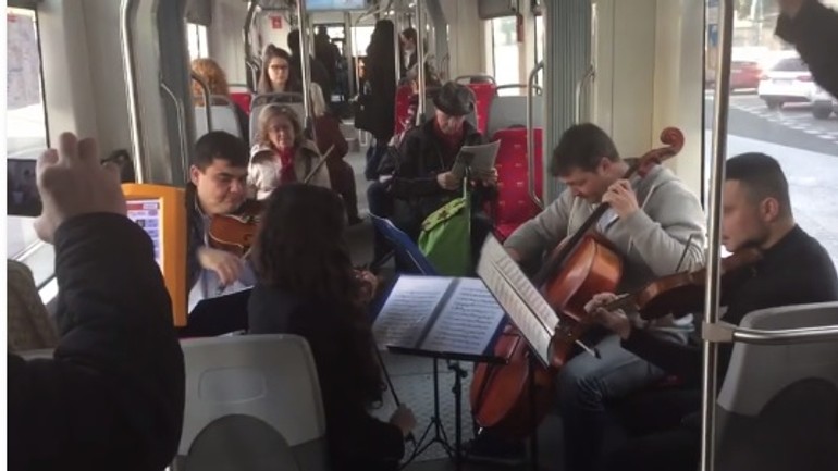 Video: ľudia cestujúci v električke mhd si dnes dali bacha - Bach v eline