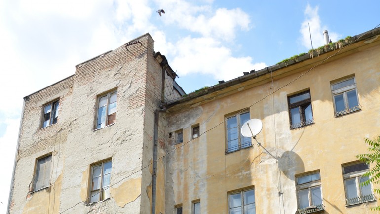 Ošarpaná bytovka na Záhradníckej