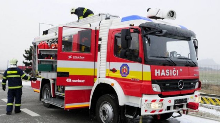 Ulica svornosti je neprejazdná, zrazili sa tam dve autá - hasici3