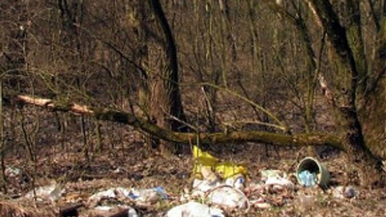 Je samozrejmé, že odpadky sa berú domov - odpadky_les