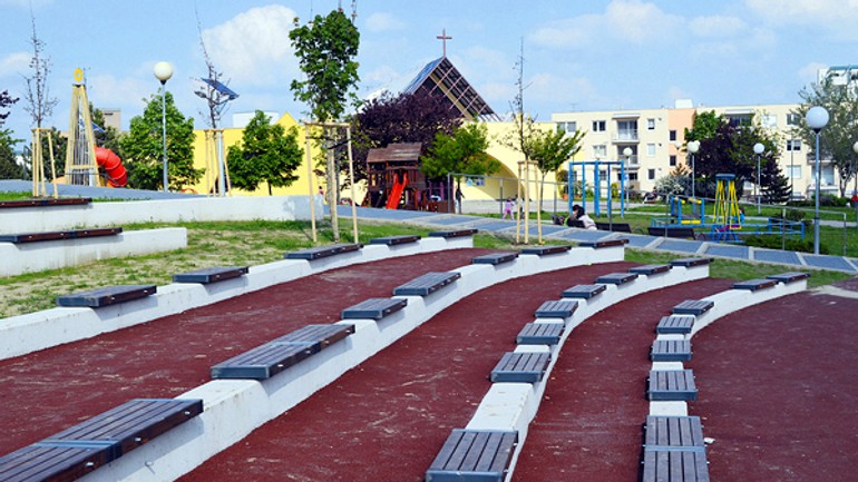 Obnova tzv. školského námestia sa skončila, sprístupnili ho verejnosti - skolske1