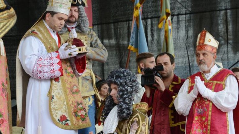 V bratislave v sobotu korunovali cisára karola vi. - korunovacia2015_1