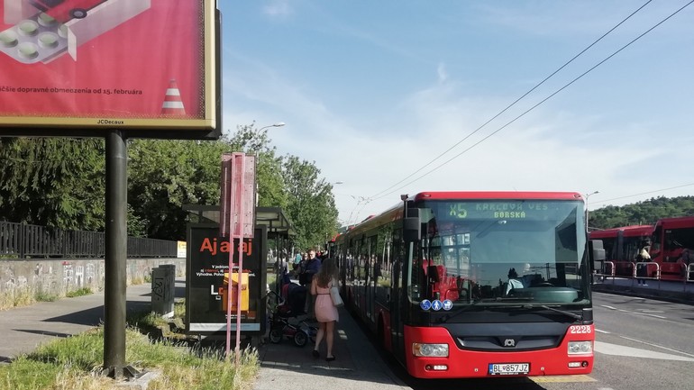 Autobus X5 priváža ľudí na zastávku Molecova