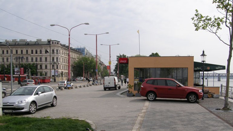 Autá od propeleru už zmizli, pomohli tomu až zábrany - Nabrezie3