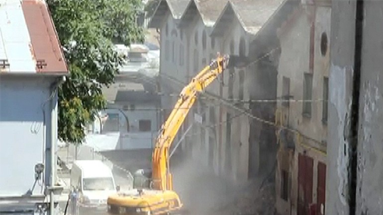 Cvernovku na páričkovej začali a už aj prestali búrať - Cvernovka buranie1