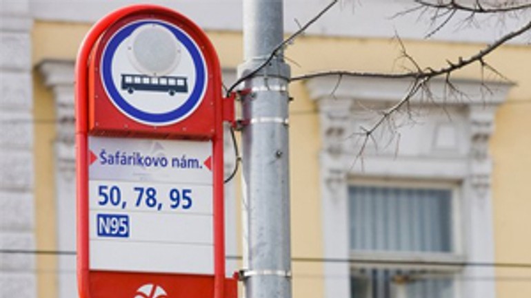 Od pondelka 13. januára 2014 sa mení organizácia mhd v bratislave - safarikovo_MHD_zastavka