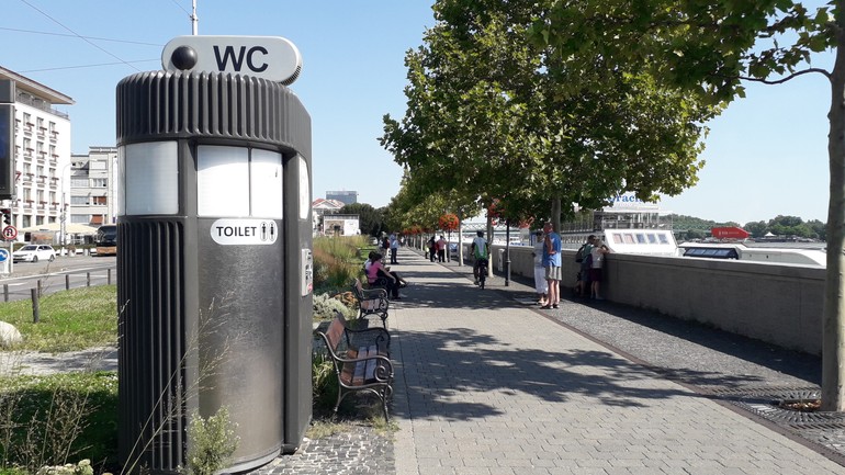 Mobilné WC toalety pri Dunaji na nábreží