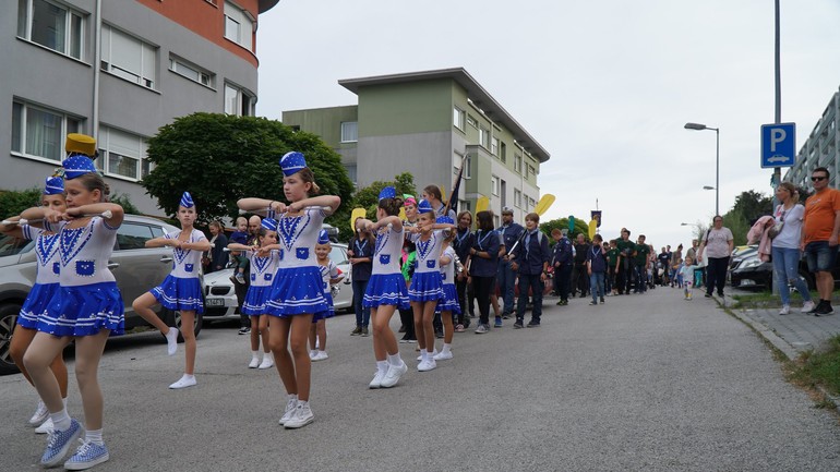 Hody Karlovka mažoretky v sprievode