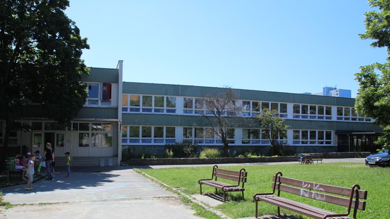 Spojená škola na Tilgnerovej 14 v Karloves Vsi