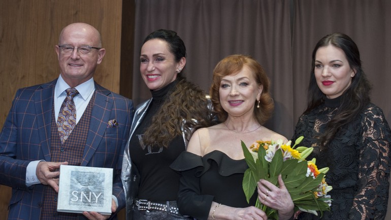 Gabriel Csollár, speváčka Sisa Sklovská, autorka knihy Mária Vaškovičová a dcéra Katka