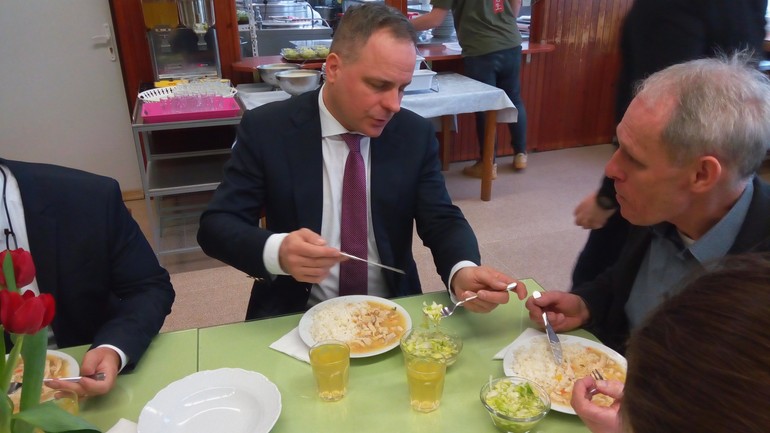 Župan Droba na obede na športovom gymnáziu