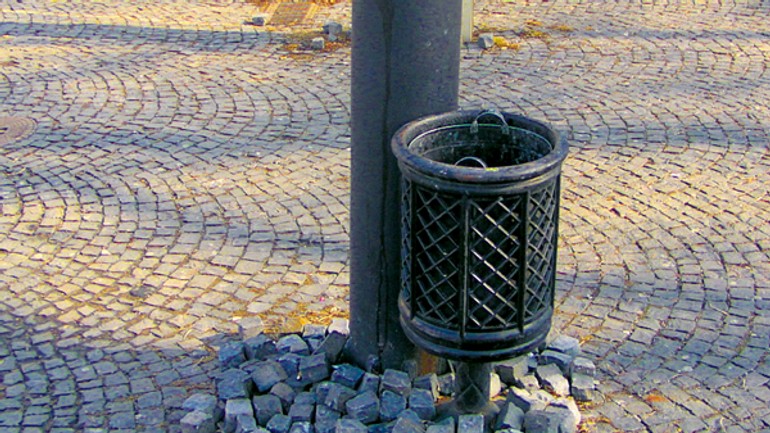 V centre sa zase váľajú dlažobné kocky - Kocky1