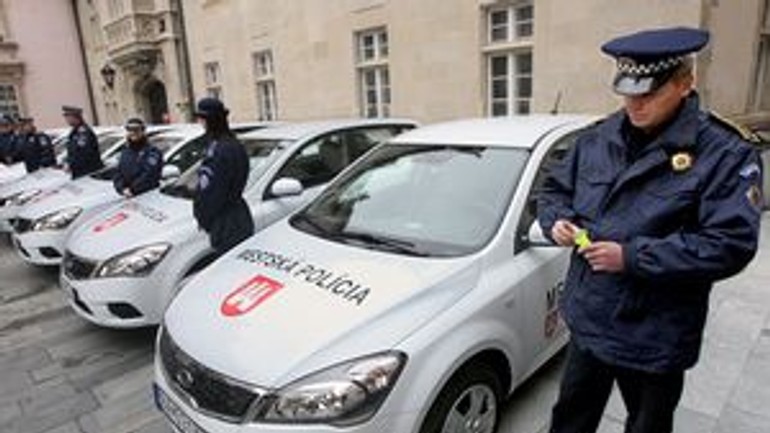 Mestská polícia eviduje v júli už 128 priestupkov s alkoholom - mestska_policia_auta