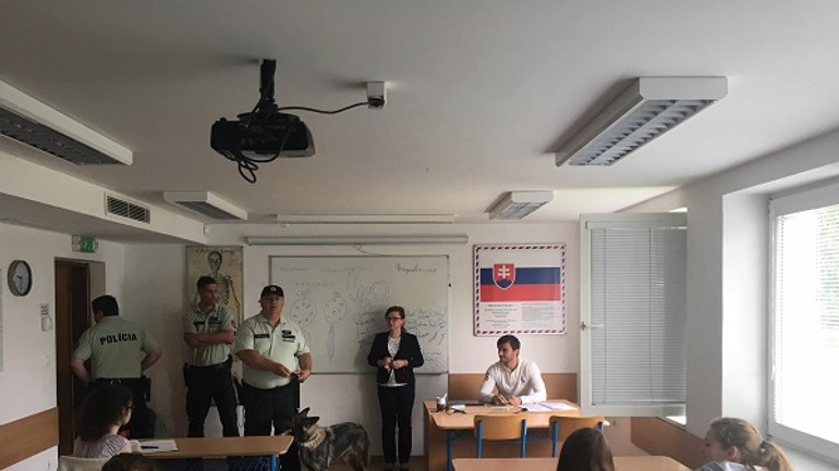 Preventívna prehliadka na bratislavskej škole – polícia hľadala u detí drogy! - Pes v škole