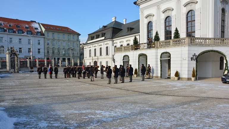 Pred prezidentským palácom to dnes vyzeralo ako pri vojenských manévroch - DSC_0041