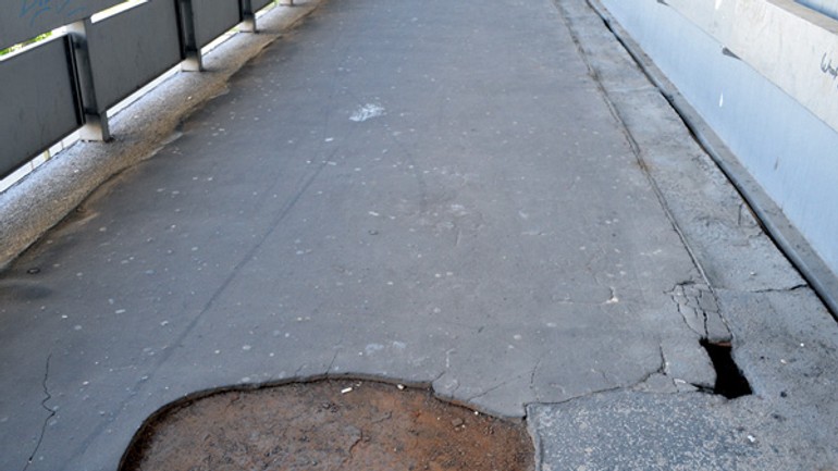 Most snp je deravý, zničené schody opravili, poškodené sú ďalšie - most_snp1