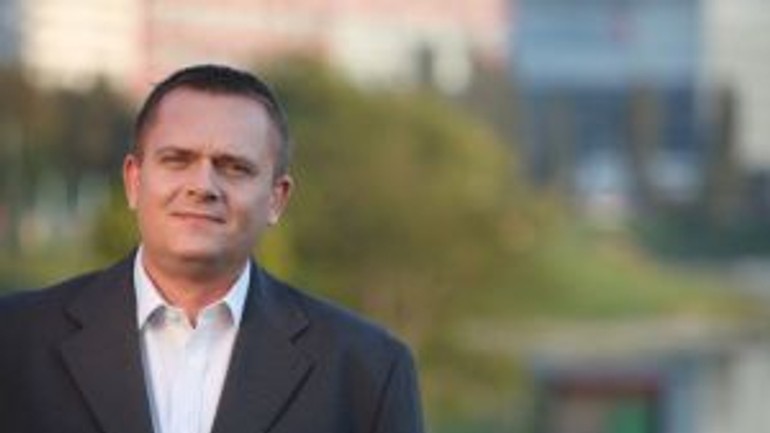 Sedí v poslaneckej lavici protizákonne? v novom meste riešia miestneho politika - agoston_2