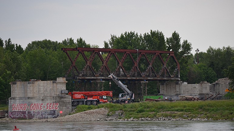 Demontuje sa už aj posledné mostné pole starého mosta - starymost05062014_1