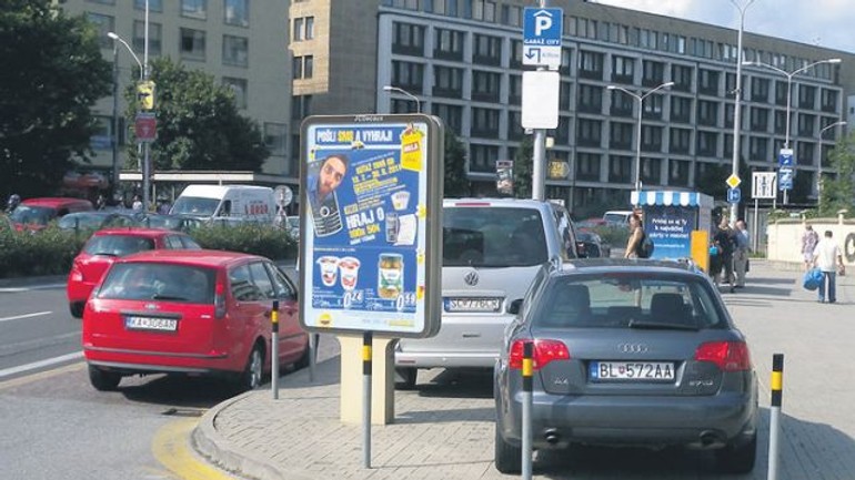 Autobusová zastávka je aj parkoviskom - Staromestska1
