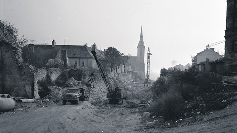 Búranie podhradia fotili amatéri aj profesionáli - pamatnik04_1