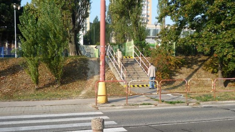 S bielou palicou pôjdu bezpečnejšie, no vidiacim prekáža zápach a vodiace línie - Priechod1