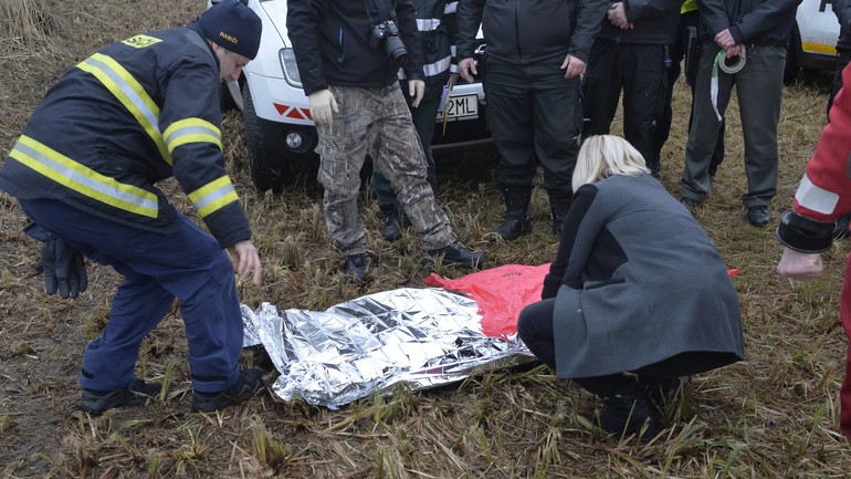 Policajti a hasiči na mieste nálezu tela