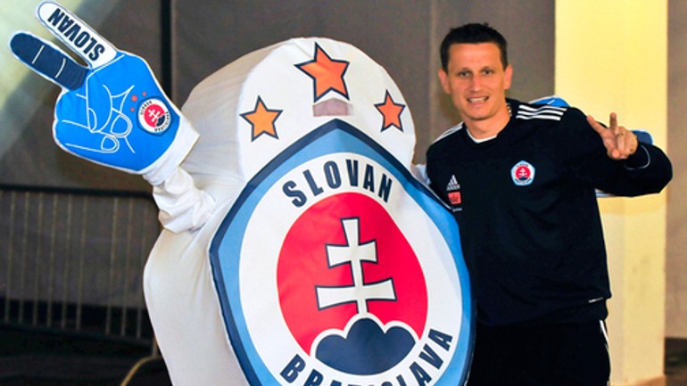 Maskot futbalového slovana dostal meno bobo - Maskot1