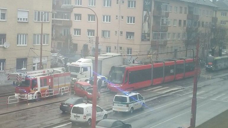 Pri poluse električka narazila do auta a to skončilo na zastávke mhd - Elina a auto