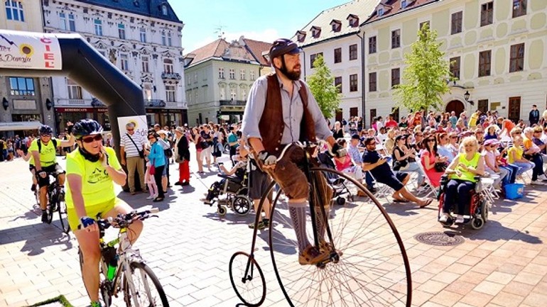 Do starého mesta dobicyklovali pacienti so sklerózou multiplex - 18698356_1183087818468449_5753034075540029632_n