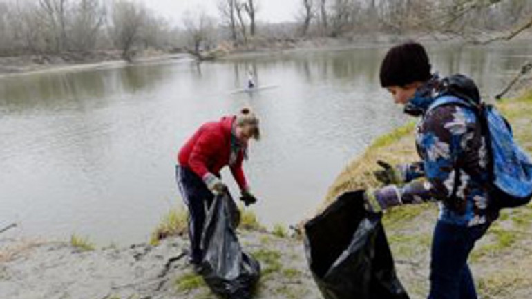 Občianski aktivisti dnes upratovali karloveskú zátoku - zatoka_cistenie1