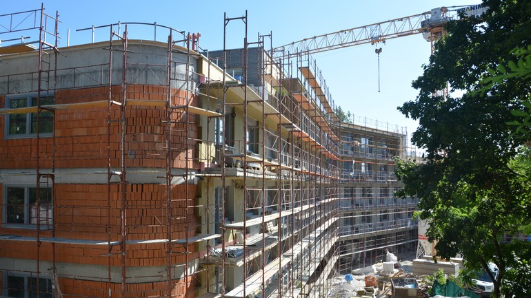 Výstavba apartmánového domu Karlove