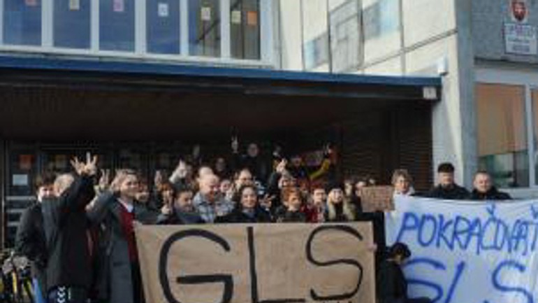 Zamestnanci gymnázia l. sáru pokračujú v štrajku - Strajk gls