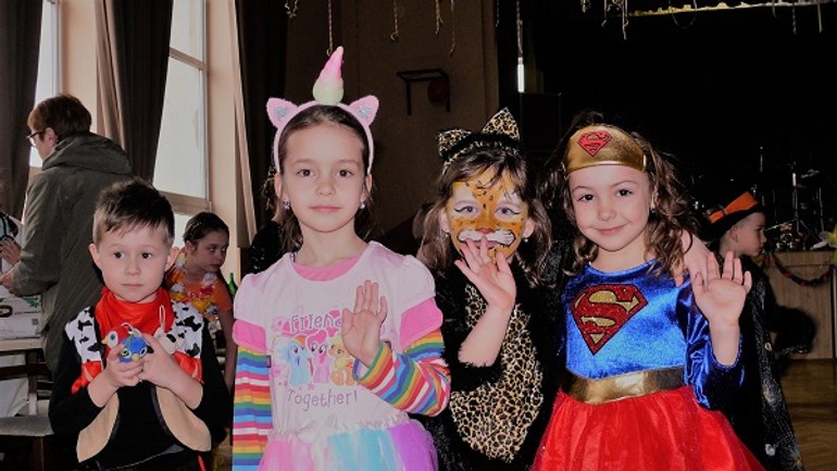 Počas fašiangového karnevalu v jarovciach sa aj dospelí zmenili na deti... - Jarovce1