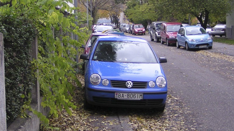 Autá na chodníku nerešpektujú šírku pre peších - Kvetna3