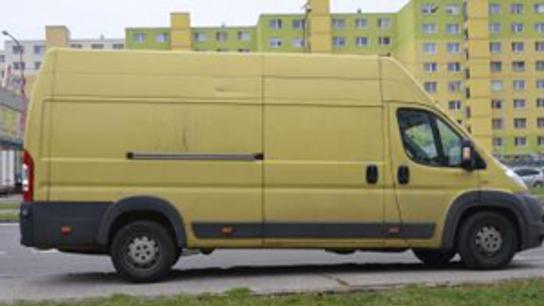 Dvoch mužov chytili pri čine, zaujímali sa o žltú dodávku - Policia fiat