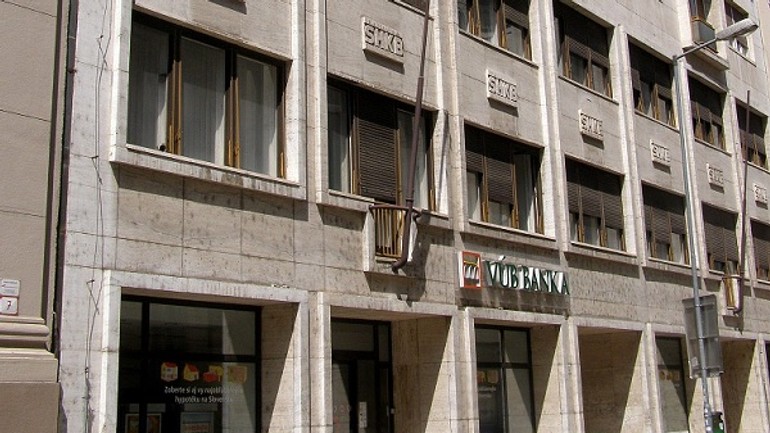 Vyvolal bitku pred bankou - zbalili ho policajti - Banka Gorkeho