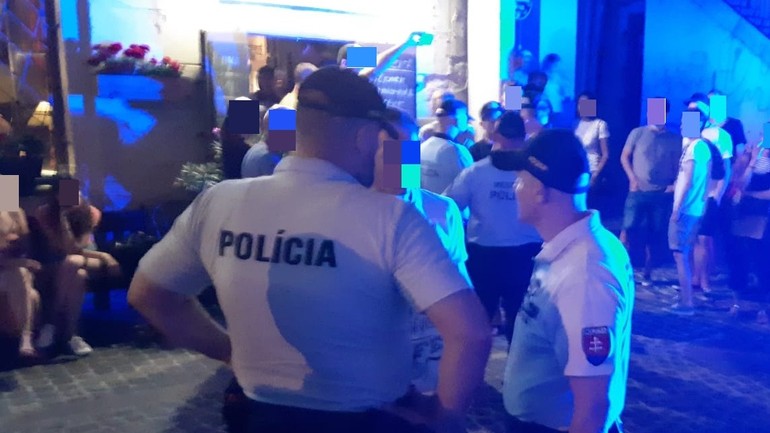 Policajti v uliciach