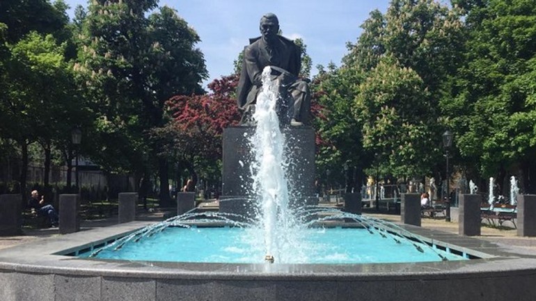 Viete, čo symbolizuje fontána pod sochou hviezdoslava? - a3