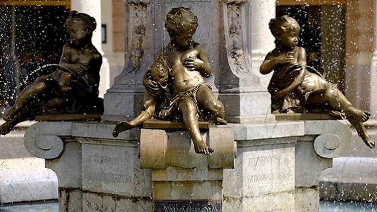 Prejdite sa centrom mesta, dnes spúšťajú fontány - ganymedova fontana