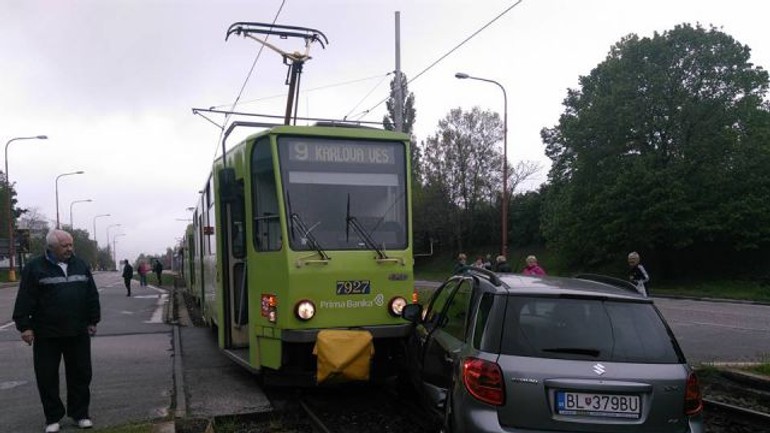 Pred dúbravkou sa dnes zrazila električka s osobným autom - Dubravka