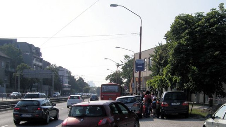 Na zastávke mhd pri ftvš stále parkujú autá, zrejme to však nikoho nezaujíma - Zastavka1
