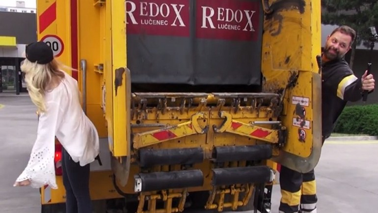 Video – moderátor dostal k narodeninám jazdu na smetiarskom aute - Chyno