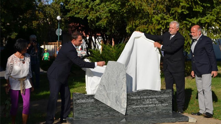 Na zlatých pieskoch odhalili pamätníka obetiam leteckého nešťastia - pamatnik_let2