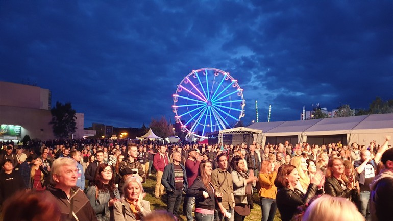 Návštevníci v piatkový večer na programe