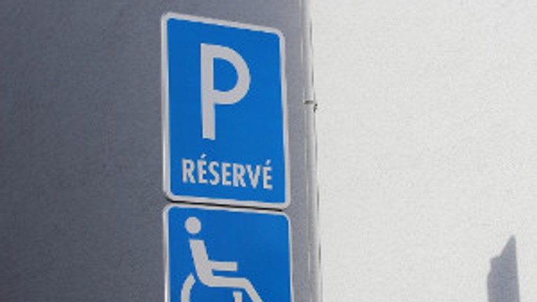 Kontrolujú miesta pre postihnutých - parkovanie_ztp