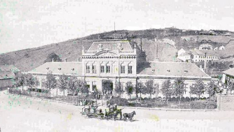 Vinárske závody ako šľachtické sídlo - Pamatnik1