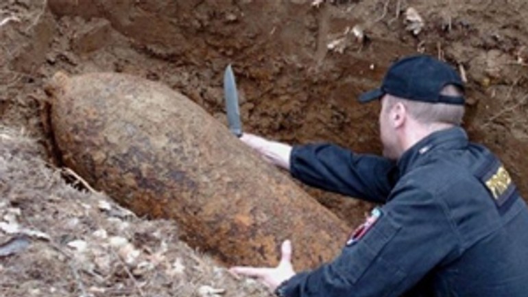 V areáli školy na pántoch vykopali leteckú bombu - bomba