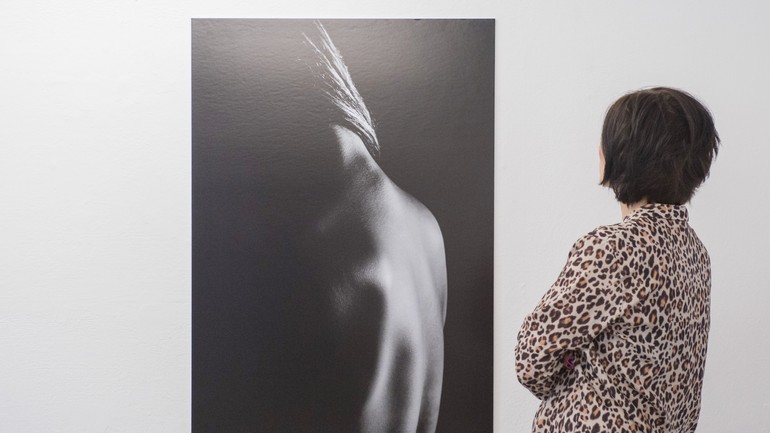 fotograf Dano Veselský so svojimi múzami počas vernisáže výstavy Kúsky mojich múz 