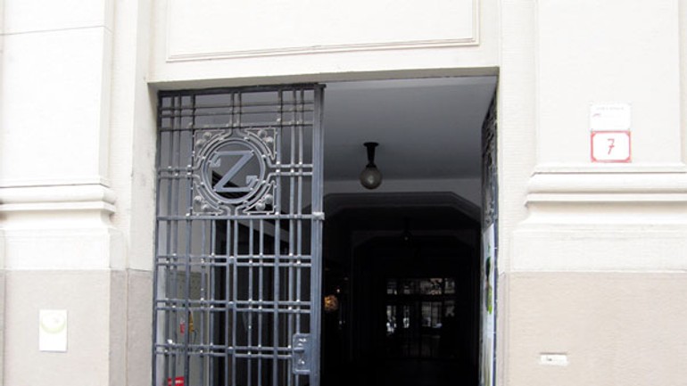 V pasáži sa 4. apríla 1945 ešte strieľalo - Pamatnik1