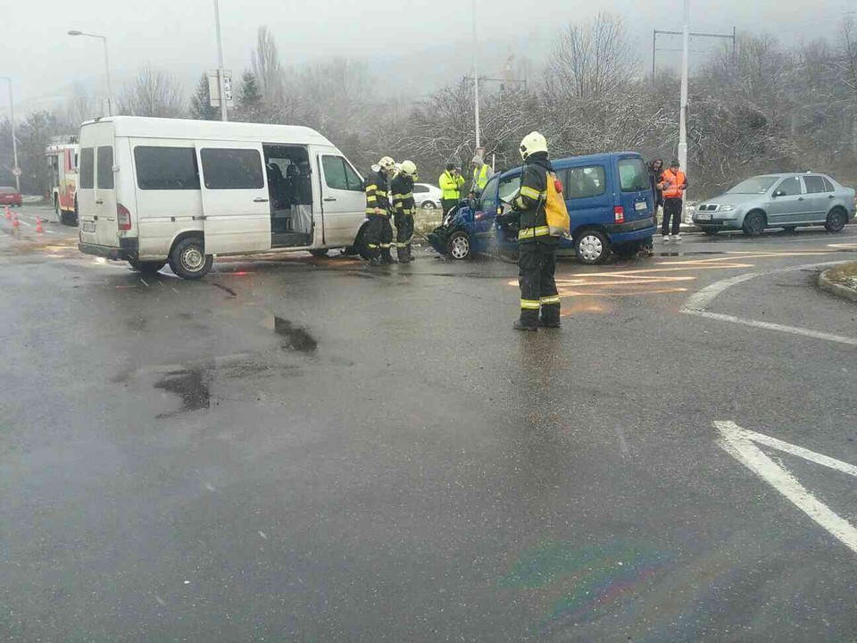 Nehoda: Na Eisnerovej sa zrazili tri autá